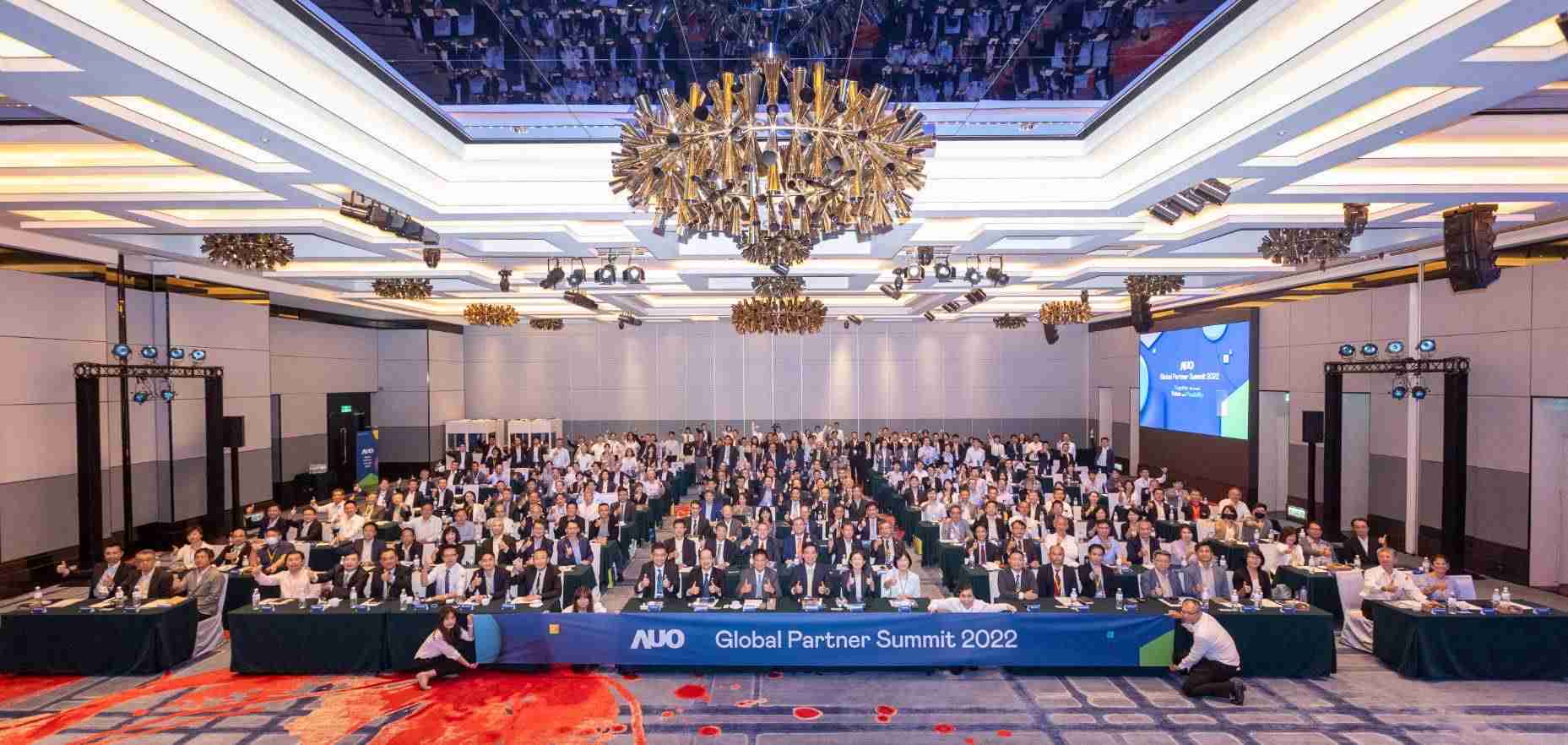 友達推動「安心、、創新、、用心、、同心、、、、盡心」五星職旅，，，，為菲籍員工打造全方位照護，，，首度贏得「人權實踐與發展領袖獎」殊榮