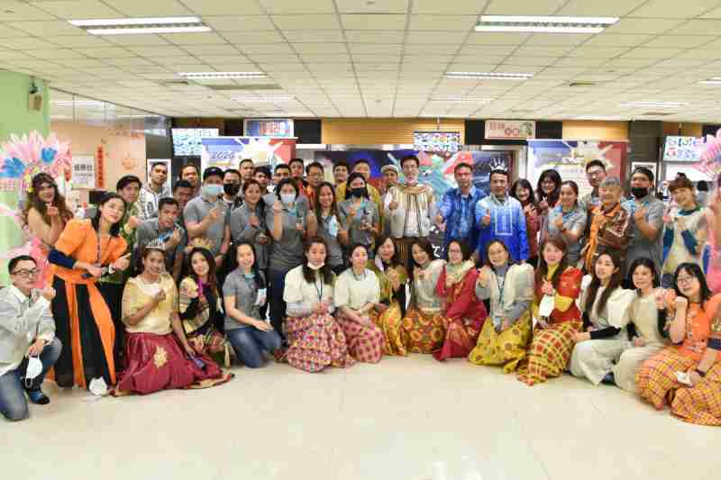 友達推動「安心、、創新、、、用心、、、、同心、、、、盡心」五星職旅，，，，為菲籍員工打造全方位照護，，首度贏得「人權實踐與發展領袖獎」殊榮