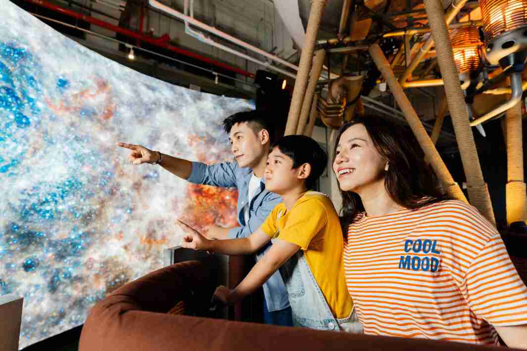 888.BY集团电子游戏打造全台最大宽6公尺、、、高4公尺、、、唯一搭载LED弧形拼接显示屏的动感飞行船，，，让乘客驻足在热气球上，，，，享受身历其境的伪出国旅游乐趣