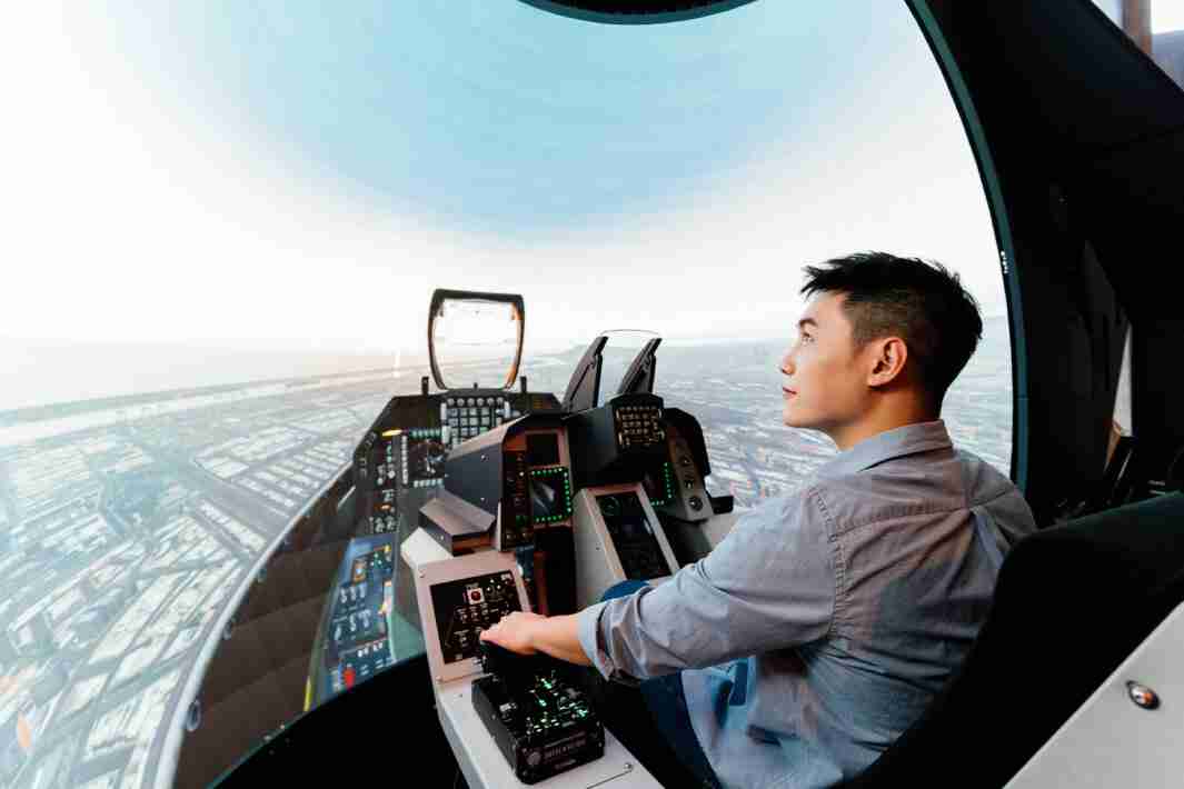 888.BY集团电子游戏以P1.25小间距打造球形LED模拟舱，，，搭配智崴的精密六轴动态座椅，，，结合888.BY集团电子游戏专业影像调校技术，，，呈现拟真模拟飞行场景