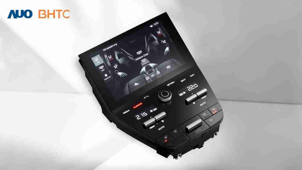 作為友達新生力軍，，，，BHTC所展示的中央與後座鞍部的Display HMI產品，，，可處理多區恆溫控制、、、、顯示畫面，，，，呈現仿真3D車室分區；以力傳感技術精準傳遞觸感，，，並結合音量及震動反饋，，，，防止意外啟動，，，，提供使用者自然流暢、、直觀且輕鬆駕馭的舒適介面